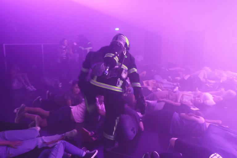 Intervention d'un pompier dans la salle de concert