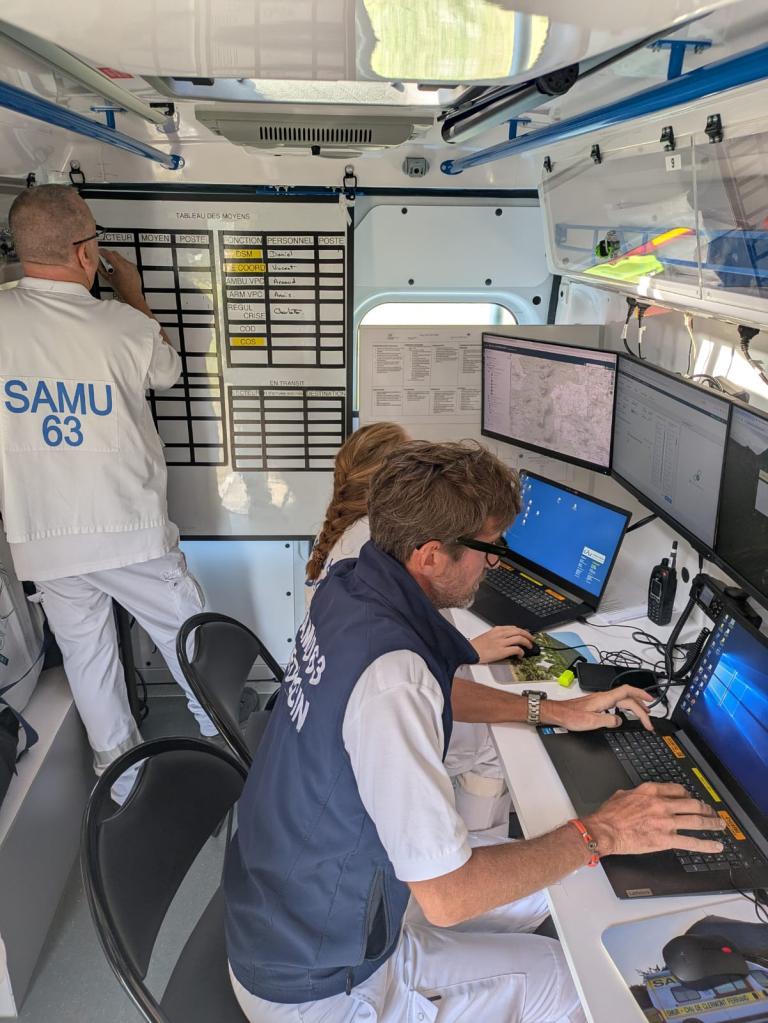 Equipe du SAMU dans le Véhicule Poste de Commandement