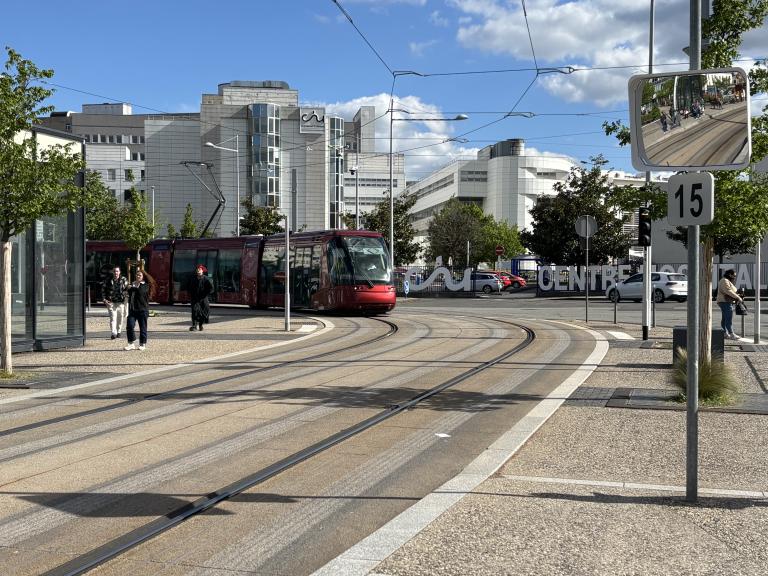 Extérieur site de Gabriel-Montpied à l'arrêt de tramway