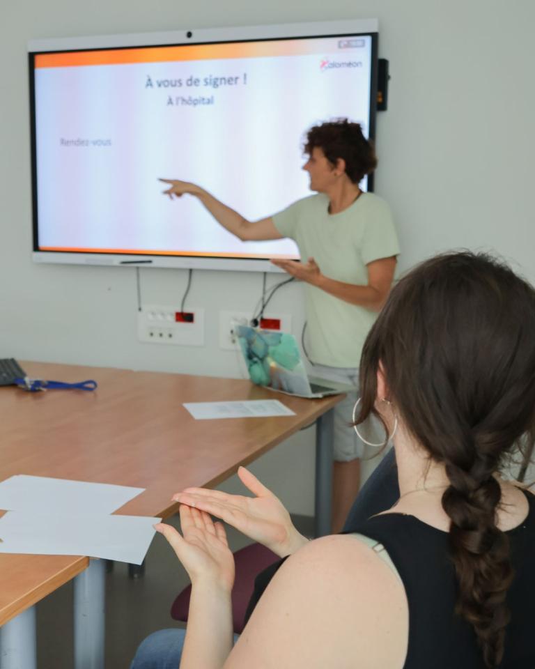 Participants qui apprennent la langue des signes