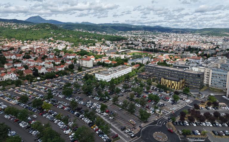 Vue aérienne des parkings du site Gabriel-Montpied