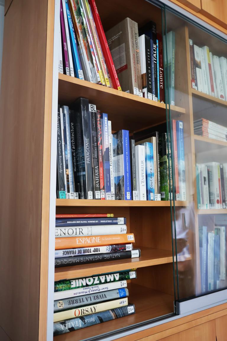 Les livres offerts par la Médiathèque départementale du Puy-de-Dôme ont trouvé leur place dans la bibliothèque du site Louise-Michel