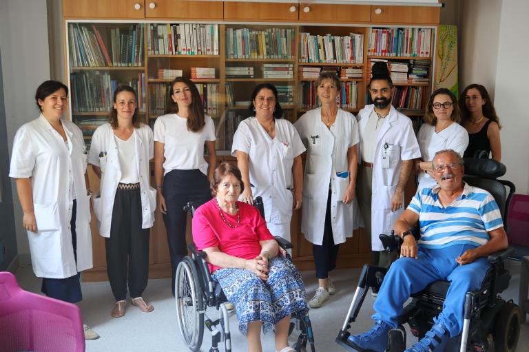 Photo de groupe des premiers résidents et soignants à découvrir le don exceptionnel de la Médiathèque départementale du Puy-de-Dôme